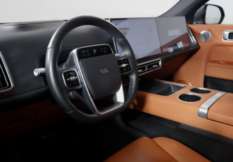 Подержанный автомобиль LiXiang L7 2024 года (14 фото)