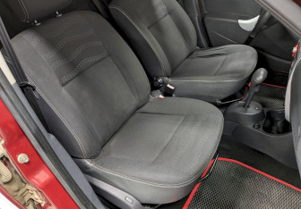 Подержанный автомобиль Renault Sandero 2012 года (19 фото)