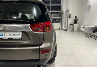 Подержанный автомобиль Peugeot 4007 2010 года (7 фото)