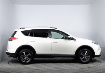 Подержанный автомобиль Toyota RAV4 2016 года (4 фото)