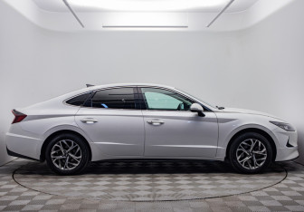 Подержанный автомобиль Hyundai Sonata 2021 года (6 фото)