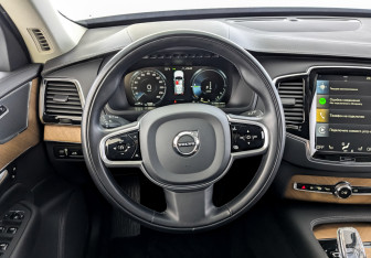 Подержанный автомобиль Volvo XC90 2021 года (25 фото)