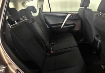 Подержанный автомобиль Toyota RAV4 2016 года (11 фото)