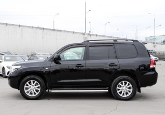 Подержанный автомобиль Toyota Land Cruiser Suv 2009 года (8 фото)