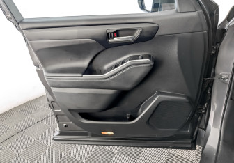 Подержанный автомобиль Toyota Highlander 2021 года (19 фото)