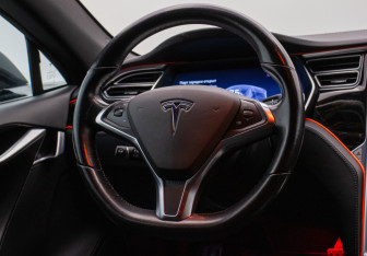 Подержанный автомобиль Tesla Model S 2018 года (15 фото)