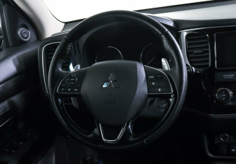 Подержанный автомобиль Mitsubishi Outlander 2018 года (12 фото)
