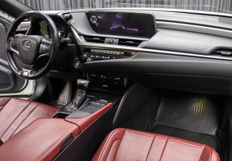 Подержанный автомобиль Lexus ES 2019 года (11 фото)