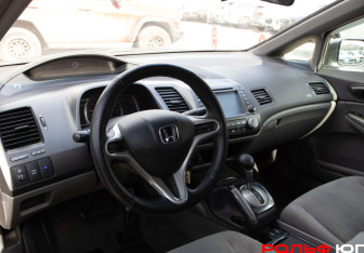Подержанный автомобиль Honda Civic Sedan 2008 года (11 фото)