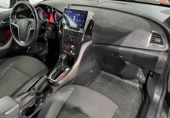 Подержанный автомобиль Opel Astra Hatchback 2011 года (10 фото)