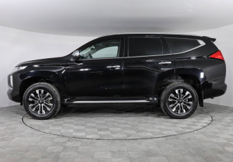 Подержанный автомобиль Mitsubishi Montero Sport 2023 года (8 фото)