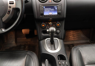 Подержанный автомобиль Nissan Qashqai 2012 года (9 фото)