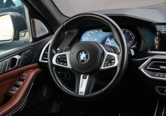Подержанный автомобиль BMW X7 2021 года (19 фото)
