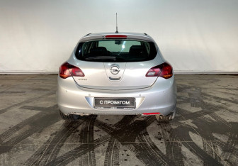 Подержанный автомобиль Opel Astra Hatchback 2012 года (5 фото)