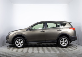 Подержанный автомобиль Toyota RAV4 2013 года (8 фото)