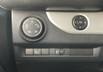 Подержанный автомобиль Peugeot Traveller 2018 года (17 фото)