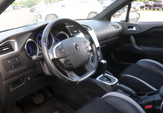 Подержанный автомобиль Citroen DS4 2015 года (13 фото)
