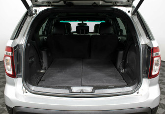 Подержанный автомобиль Ford Explorer 2018 года (21 фото)