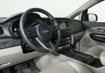 Подержанный автомобиль Kia Carnival 2016 года (12 фото)