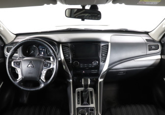 Подержанный автомобиль Mitsubishi Pajero Sport 2019 года (12 фото)