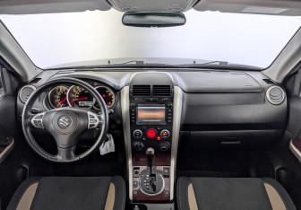 Подержанный автомобиль Suzuki Grand Vitara 2015 года (14 фото)