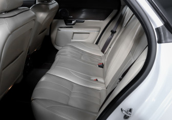 Подержанный автомобиль Jaguar XJ 2013 года (10 фото)