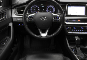 Подержанный автомобиль Hyundai Sonata 2017 года (9 фото)
