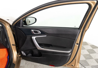 Подержанный автомобиль Kia Ceed Wagon 2021 года (24 фото)