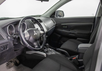 Подержанный автомобиль Mitsubishi ASX 2010 года (10 фото)