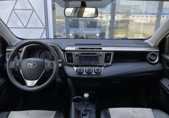 Подержанный автомобиль Toyota RAV4 2013 года (11 фото)