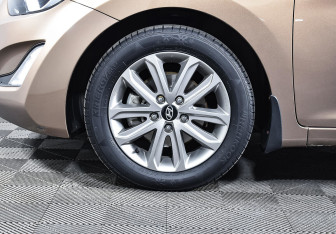 Подержанный автомобиль Hyundai Elantra Sedan 2015 года (8 фото)