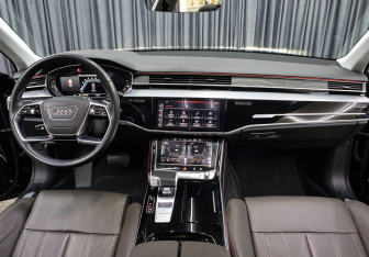 Подержанный автомобиль Audi A8 2023 года (13 фото)