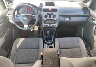 Подержанный автомобиль Volkswagen Touran 2008 года (10 фото)