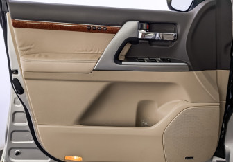 Подержанный автомобиль Toyota Land Cruiser Suv 2013 года (19 фото)