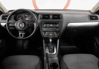 Подержанный автомобиль Volkswagen Jetta Sedan 2012 года (8 фото)