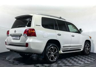 Подержанный автомобиль Toyota Land Cruiser Suv 2014 года (5 фото)