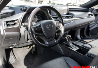 Подержанный автомобиль Lexus ES 2019 года (20 фото)