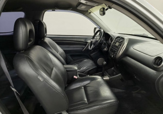 Подержанный автомобиль Toyota RAV4 2003 года (9 фото)