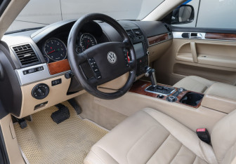 Подержанный автомобиль Volkswagen Touareg 2008 года (14 фото)