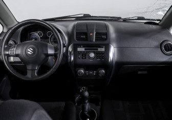 Подержанный автомобиль Suzuki SX4 Sedan 2010 года (12 фото)