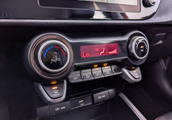 Подержанный автомобиль Kia Rio Hatchback 2022 года (27 фото)