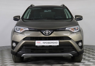 Подержанный автомобиль Toyota RAV4 2017 года (2 фото)