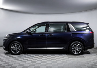 Подержанный автомобиль Kia Carnival 2023 года (8 фото)