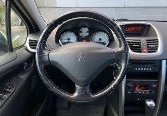 Подержанный автомобиль Peugeot 207 Hatchback 2009 года (13 фото)