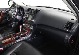 Подержанный автомобиль Toyota Highlander 2010 года (10 фото)