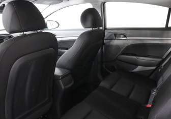 Подержанный автомобиль Hyundai Elantra Sedan 2017 года (12 фото)