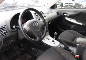 Подержанный автомобиль Toyota Corolla Sedan 2007 года (13 фото)