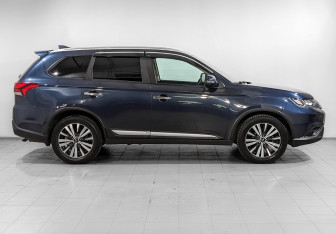 Подержанный автомобиль Mitsubishi Outlander 2020 года (4 фото)