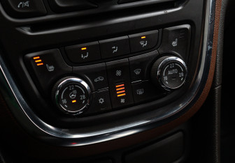 Подержанный автомобиль Opel Mokka 2013 года (17 фото)