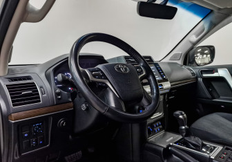 Подержанный автомобиль Toyota Land Cruiser Prado 2021 года (15 фото)